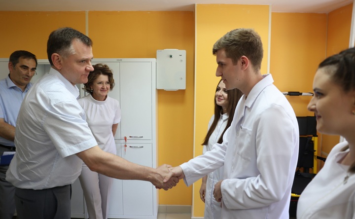 Юрий Слюсарь встретился с медперсоналом больницы. Фото пресс-службы губернатора.