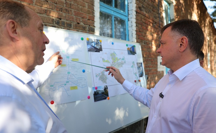 Юрий Слюсарь ознакомился с планом работ на насосных станциях и комплексе очистных сооружений. Фото donland.ru