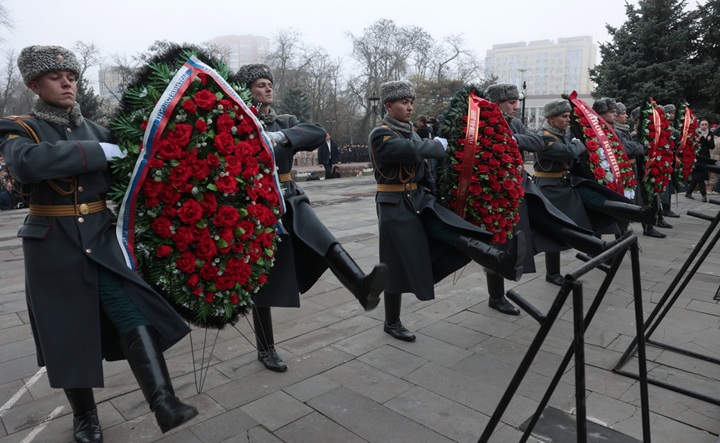 Возложение венков к мемориалу. Фото пресс-службы губернатора Ростовской области