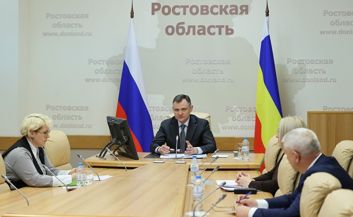 Юрий Слюсарь на совещании по ремонту дорог. Фото donland.ru