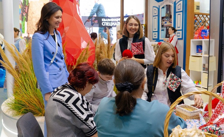 Изготовление оберегов на купеческую удачу. Фото министерства региональной политики и массовых коммуникаций Ростовской области