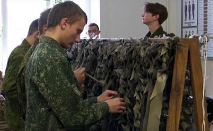Студенты Тацинского казачьего техникума плетут маскировочные сети. Фото donland.ru