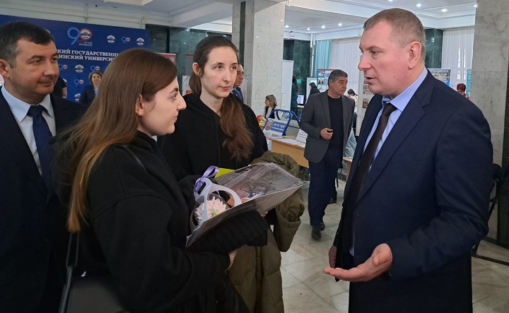 Общение студентов с потенциальными работодателями. Фото donland.ru