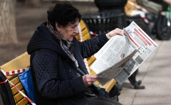 Пожилая женщина читает газету. Фото Сергея Булкина/ТАСС