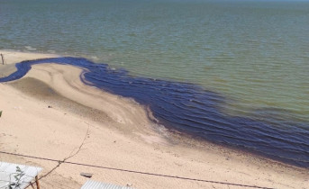 Сброс неочищенных вод в залив. Фото из группы в ВК «Новобессергеневка_online»