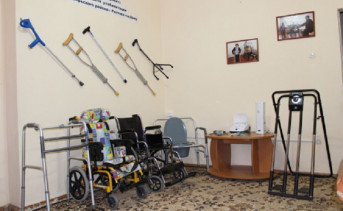 В пункте проката технических средств реабилитации для инвалидов. Фото donland.ru